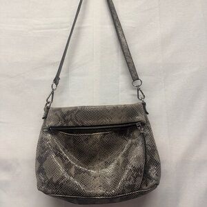 Margot Gray Laether Snake Print Shoulder Bag crossbody holdover‎